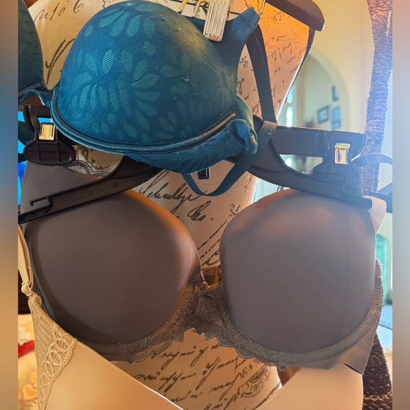 3 really nice bras! In really good shape! Beige 38c maiden form,grey 38c,blue 38 - Picture 4 of 8